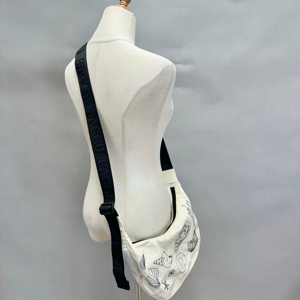 Baggu Medium nylon crescent bag in Embroidered Shells crossbody adjustable NWT - Picture 5 of 16